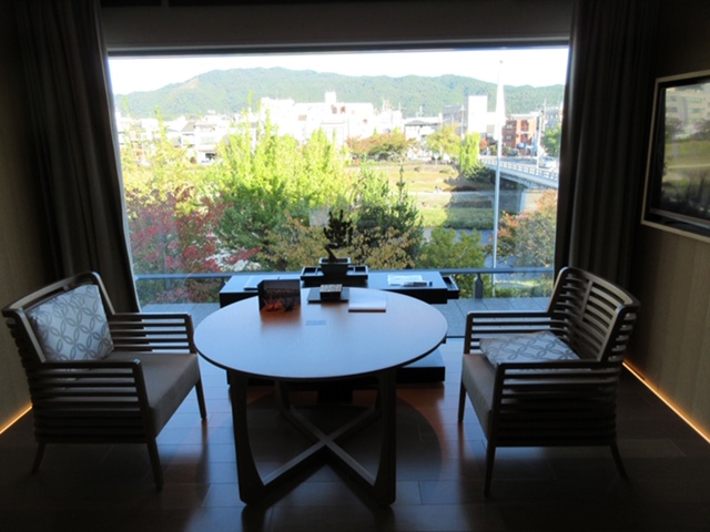 リッツカールトンの部屋窓際のくつろぎスペース