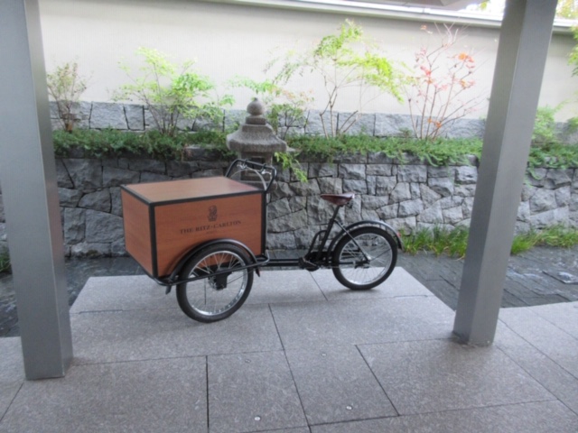 リッツカールトンの玄関にあった自転車