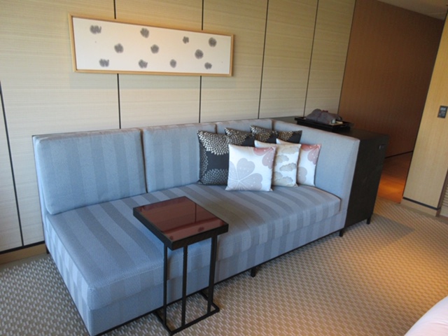 リッツカールトン京都の客室ソファー