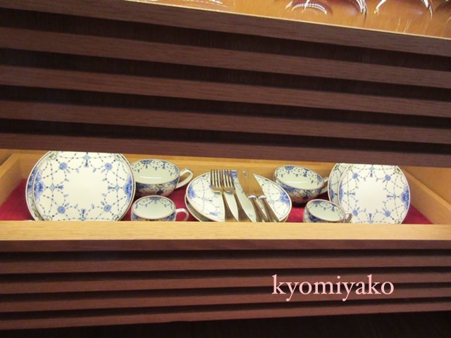 リッツカールトン京都の客室の食器棚